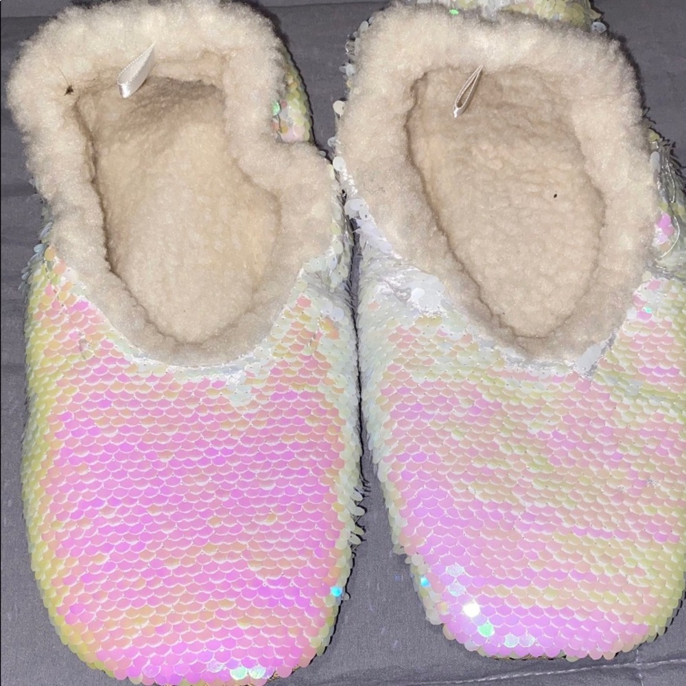 NWOT Girls Pink & White sequence slippers Size L